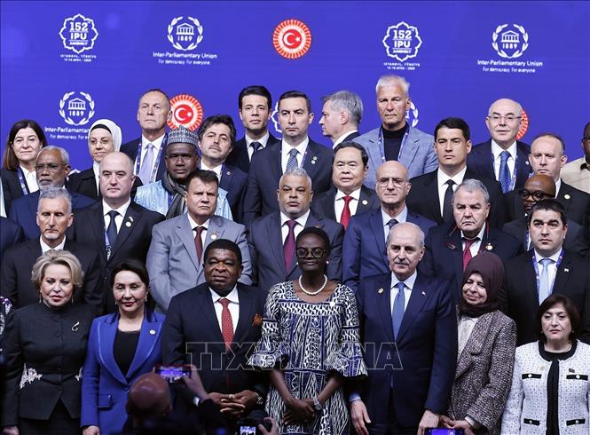 Chủ tịch Quốc hội Trần Thanh Mẫn với trưởng đoàn các nước chụp ảnh chung. Ảnh: Doãn Tấn - TTXVN