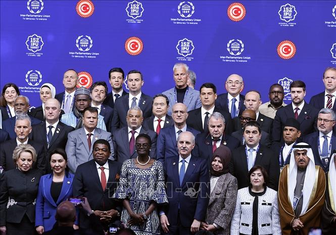 Chủ tịch Quốc hội Trần Thanh Mẫn với trưởng đoàn các nước chụp ảnh chung. Ảnh: Doãn Tấn - TTXVN