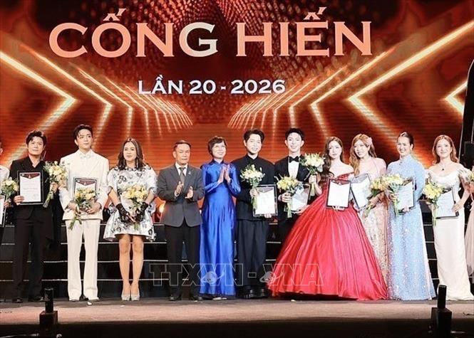 Tổng giám đốc TTXVN, Phó Trưởng Ban Tuyên giáo và Dân vận Trung ương Vũ Việt Trang và ông Nguyễn Đức Lợi, Phó Chủ tịch thường trực Hội Nhà báo Việt Nam trao chứng nhận vinh danh Top 5 Âm nhạc Cống hiến 2026. Ảnh: Phạm Tuấn Anh - TTXVN