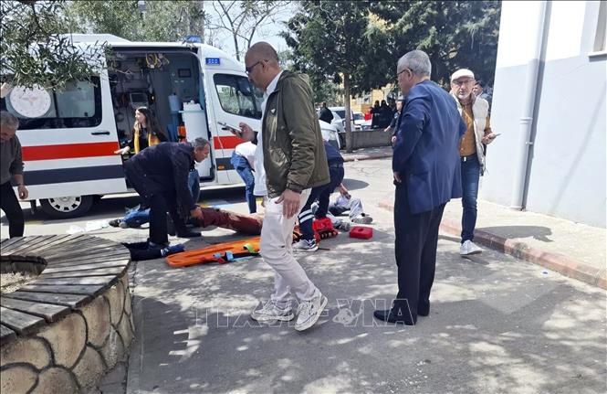 Lực lượng cứu hộ chuyển người bị thương tới bệnh viện sau vụ xả súng tại trường trung học cơ sở Ayser Calik ở thành phố Kahramanmaras, Thổ Nhĩ Kỳ ngày 15/4/2026. Ảnh: THX/TTXVN