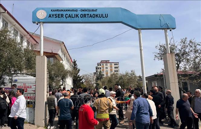 Phụ huynh học sinh tập trung tại trường trung học cơ sở Ayser Calik ở thành phố Kahramanmaras, Thổ Nhĩ Kỳ sau vụ xả súng ngày 15/4/2026. Ảnh: THX/TTXVN
