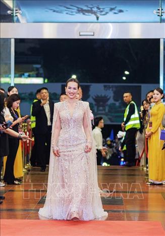 Ca sĩ Võ Hạ Trâm đến dự lễ trao Giải Cống hiến 2026. Ảnh: Phạm Tuấn Anh - TTXVN