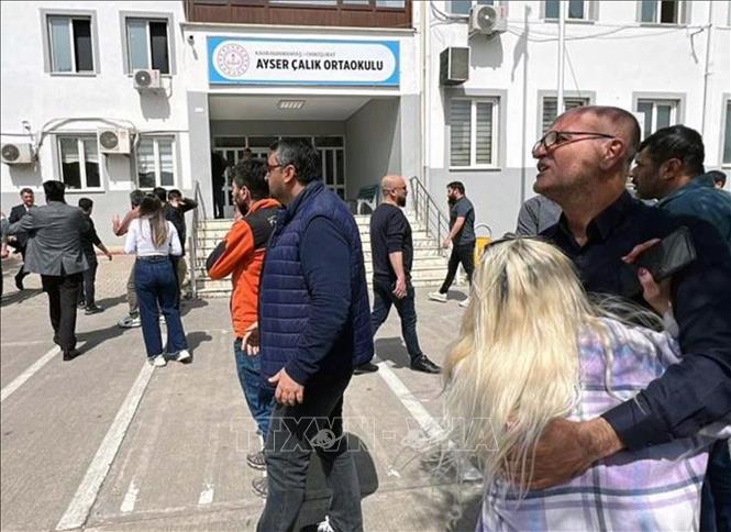 Phụ huynh học sinh tập trung tại trường trung học cơ sở Ayser Calik ở thành phố Kahramanmaras, Thổ Nhĩ Kỳ sau vụ xả súng ngày 15/4/2026. Ảnh: THX/TTXVN