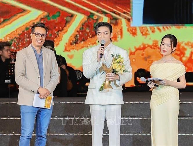 Ca sĩ Soobin Hoàng Sơn đoạt giải Nam ca sĩ của năm. Ảnh: Lê Đông - TTXVN