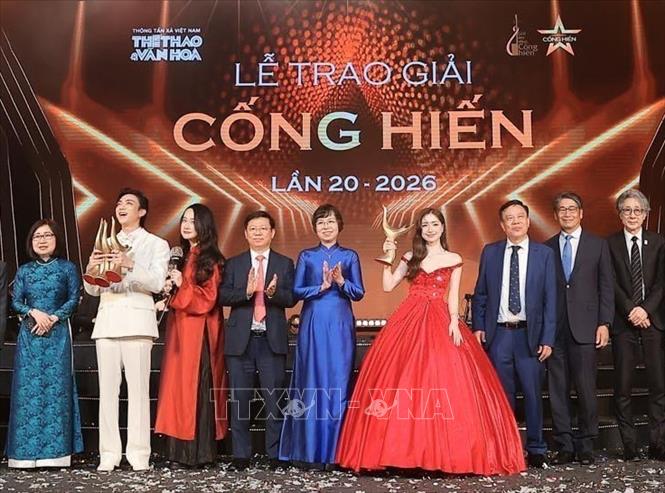Các đại biểu chụp hình lưu niệm cùng với nghệ sĩ tại Lễ trao Giải thưởng Cống hiến 2026. Ảnh: Phạm Tuấn Anh - TTXVN