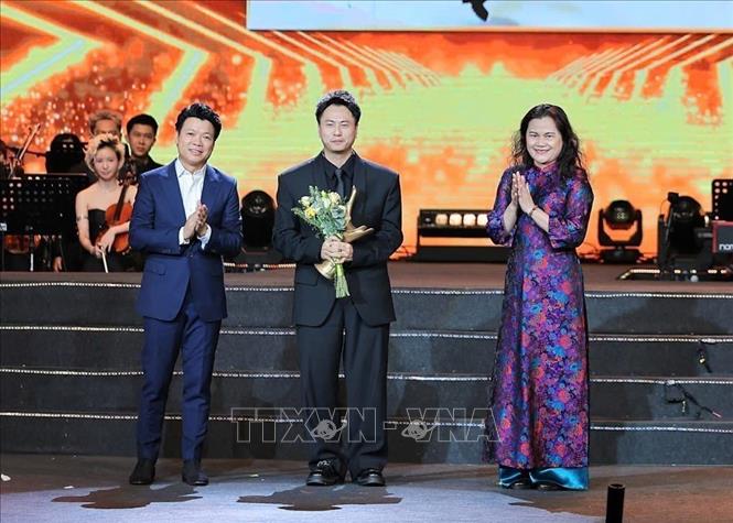 Nhà báo Nguyễn Thị Sự, Phó Tổng giám đốc Thông tấn xã Việt Nam và Trung tá, NSƯT Vũ Thắng Lợi, Phó Giám đốc Dàn nhạc Giao hưởng Quân đội vinh danh Nhạc sĩ Dương Cầm, người kể chuyện văn hóa bằng Nhạc kịch Made in Việt Nam – Nhạc sĩ Dương Cầm. Ảnh: Lê Đông - TTXVN