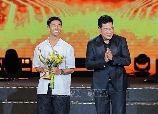 TS, NSND Quốc Hưng, Giám đốc Học viện Âm nhạc quốc gia Việt Nam trao giải cho hạng mục Bài hát của năm thuộc về ca khúc 