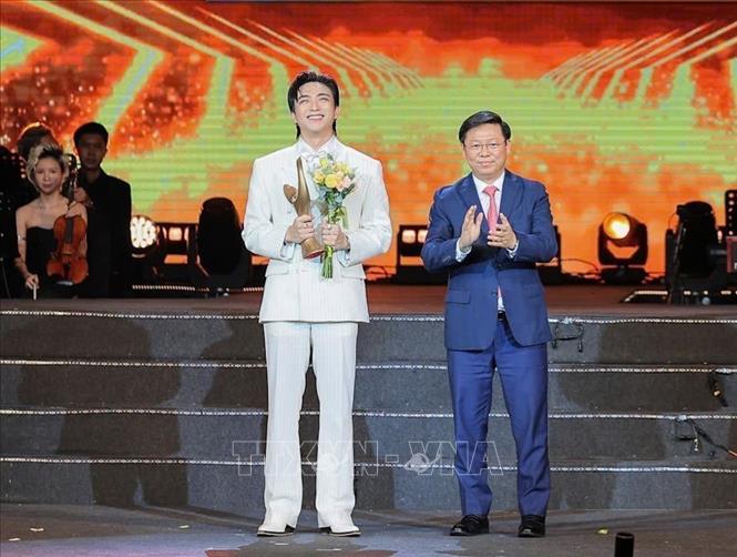 Ông Trần Thanh Lâm, Uỷ viên Trung ương Đảng, Phó Ban Tuyên giáo và Dân vận Trung ương công bố và trao giải cho hạng mục: Chương trình của năm! thuộc về SOOBIN LIVE CONCERT: ALL - ROUNDER (SOOBIN và SS Label). Ảnh: Lê Đông - TTXVN