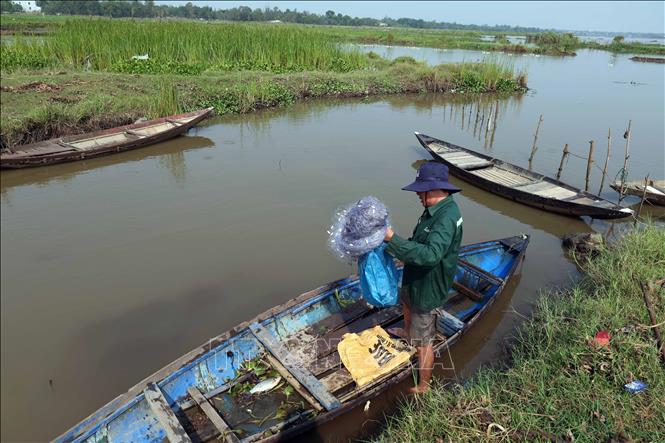 Người dân địa phương mưu sinh trên vùng đất ngập nước Sông Đầm. Ảnh: Đỗ Trưởng – TTXVN