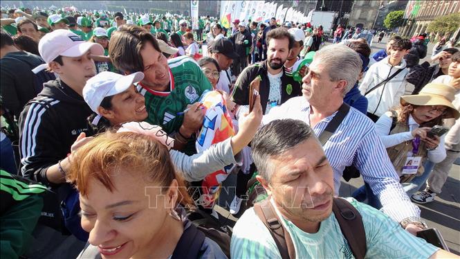 Người hâm mộ vây quanh Álvaro Fidalgo, tuyển thủ Mexico, trong một sự kiện cổ động cho World Cup 2026. Ảnh: Phi Hùng - PV TTXVN tại Mexico