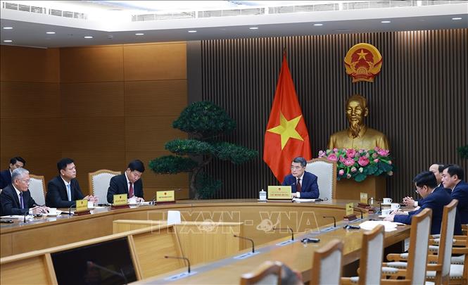 Thủ tướng Lê Minh Hưng điện đàm với Thủ tướng Singapore Lawrence Wong. Ảnh: Dương Giang-TTXVN