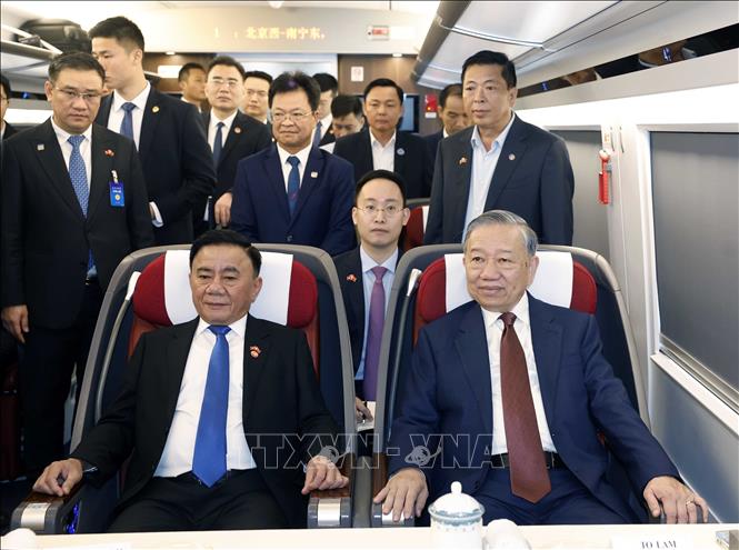 Lãnh đạo doanh nghiệp ngành đường sắt Trung Quốc tháp tùng Tổng Bí thư, Chủ tịch nước Tô Lâm trên tàu cao tốc đi thăm thành phố Nam Ninh. Ảnh: Thống Nhất – TTXVN