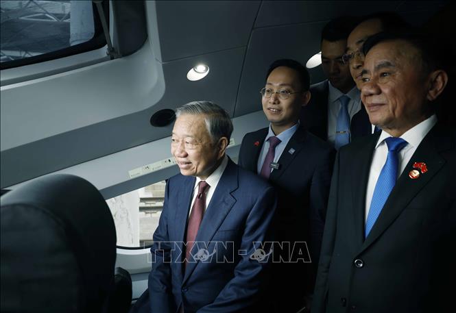 Tổng Bí thư, Chủ tịch nước Tô Lâm trên tàu cao tốc đi thăm thành phố Nam Ninh. Ảnh: Thống Nhất – TTXVN