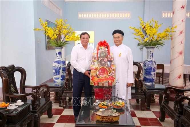 Chủ tịch UBND tỉnh Tây Ninh Lê Văn Hẳn (trái) thăm, chúc Tết Chol Chnam Thmay tại Hội thánh Tòa Thánh Cao Đài Tây Ninh. Ảnh: Giang Phương - TTXVN