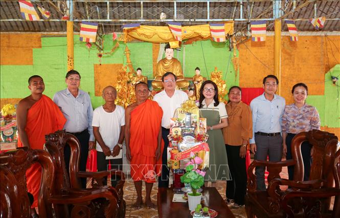 Chủ tịch UBND tỉnh Tây Ninh Lê Văn Hẳn thăm, chúc Tết Chol Chnam Thmay tại chùa Phật giáo Nam tông Khmer Hiệp Phước, xã Hòa Hội. Ảnh: Giang Phương - TTXVN