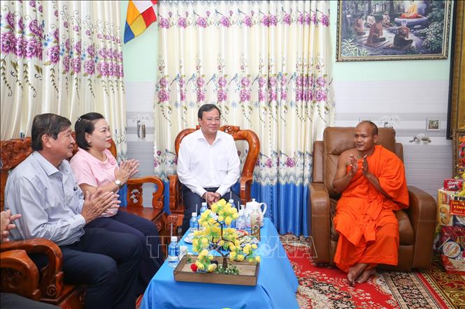 Chủ tịch UBND tỉnh Tây Ninh Lê Văn Hẳn đến thăm và chúc Tết Chol Chnam Thmay tại chùa Svay, xã Ninh Điền. Ảnh: Giang Phương - TTXVN