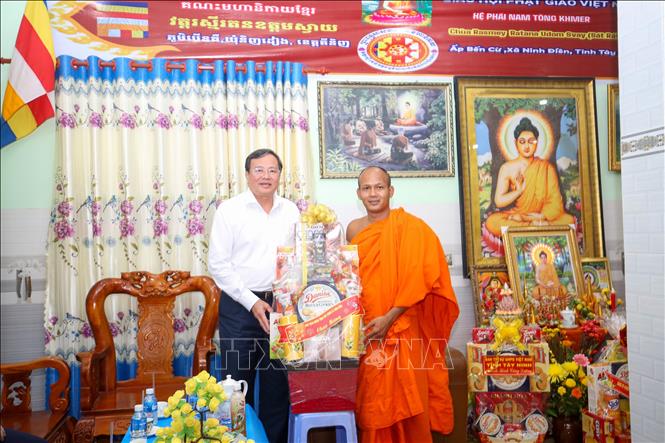 Chủ tịch UBND tỉnh Tây Ninh Lê Văn Hẳn tặng quà, chúc Tết Chol Chnam Thmay cho trụ trì chùa Svay, xã Ninh Điền. Ảnh: Giang Phương - TTXVN