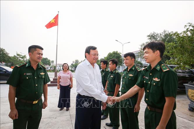 Chủ tịch UBND tỉnh Tây Ninh Lê Văn Hẳn động viên cán bộ, chiến sĩ Đồn Biên phòng Ninh Điền, ghi nhận tinh thần trách nhiệm trong thực hiện nhiệm vụ. Ảnh: Giang Phương - TTXVN