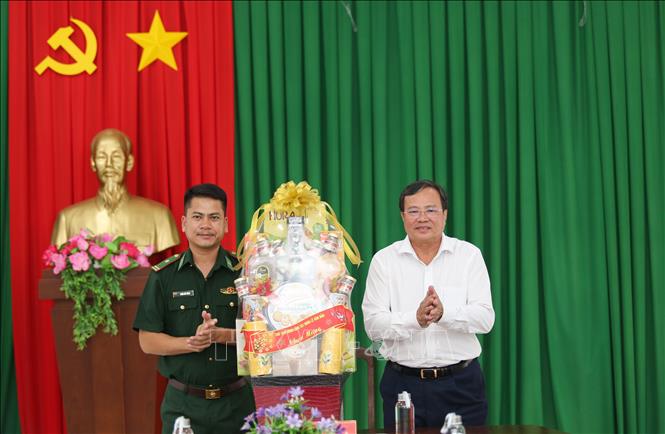 Chủ tịch UBND tỉnh Tây Ninh Lê Văn Hẳn động viên cán bộ, chiến sĩ Đồn Biên phòng Ninh Điền tiếp tục bảo vệ vững chắc biên giới, chăm lo đời sống nhân dân, nhất là đồng bào dân tộc thiểu số, trong đó có đồng bào Khmer. Ảnh: Giang Phương - TTXVN