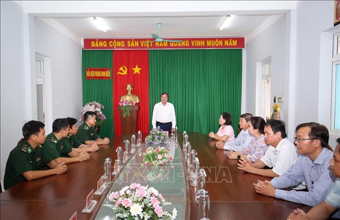 Chủ tịch UBND tỉnh Tây Ninh Lê Văn Hẳn thăm hỏi, động viên cán bộ, chiến sĩ Đồn Biên phòng Ninh Điền nhân dịp Tết Chol Chnam Thmay 2026. Ảnh: Giang Phương - TTXVN 