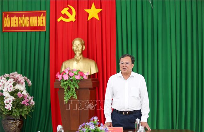 Chủ tịch UBND tỉnh Tây Ninh Lê Văn Hẳn đề nghị Đồn Biên phòng Ninh Điền tiếp tục phát huy vai trò nòng cốt trong bảo vệ chủ quyền, giữ vững an ninh trật tự khu vực biên giới. Ảnh: Giang Phương - TTXVN 