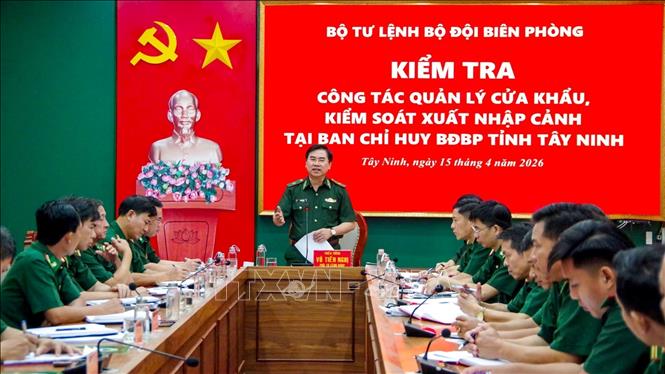 Thiếu tướng Võ Tiến Nghị, Phó Tư lệnh Bộ đội Biên phòng, đánh giá công tác quản lý cửa khẩu trên địa bàn tỉnh Tây Ninh, yêu cầu tiếp tục tăng cường quản lý chặt chẽ gắn với tạo thuận lợi cho phát triển kinh tế. Ảnh: Minh Phú - TTXVN