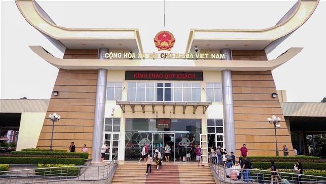 Hoạt động xuất nhập cảnh tại Cửa khẩu quốc tế Mộc Bài, xã Bến Cầu, tỉnh Tây Ninh. Ảnh: Minh Phú - TTXVN