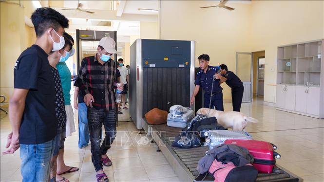Lực lượng chức năng kiểm tra, kiểm soát hành lý tại Cửa khẩu quốc tế Xa Mát, bảo đảm an ninh, trật tự và phòng, chống các loại tội phạm trên tuyến biên giới. Ảnh: Minh Phú - TTXVN