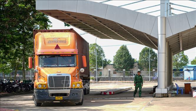 Hoạt động giao thương hàng hóa tại Cửa khẩu quốc tế Bình Hiệp góp phần thúc đẩy phát triển kinh tế biên mậu của tỉnh Tây Ninh. Ảnh: Minh Phú - TTXVN