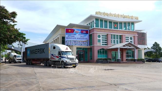 Phương tiện qua lại Trạm kiểm soát liên hơp, thuộc Cửa khẩu quốc tế Bình Hiệp, xã Bình Hiệp, tỉnh Tây Ninh. Ảnh: Minh Phú - TTXVN
