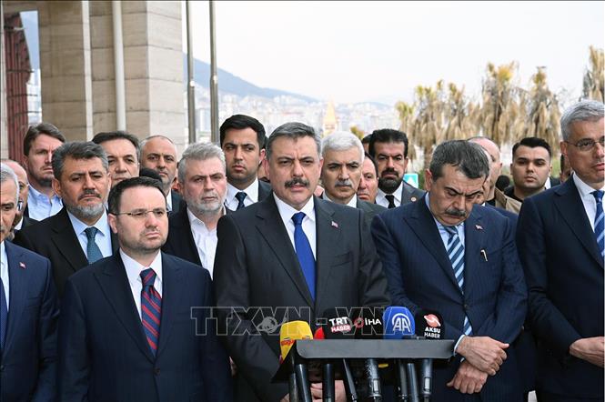 Bộ trưởng Nội vụ Thổ Nhĩ Kỳ Mustafa Ciftci (giữa) phát biểu với báo giới sau vụ xả súng tại trường học ở Kahramanmaras ngày 15/4/2026. Ảnh: THX/TTXVN