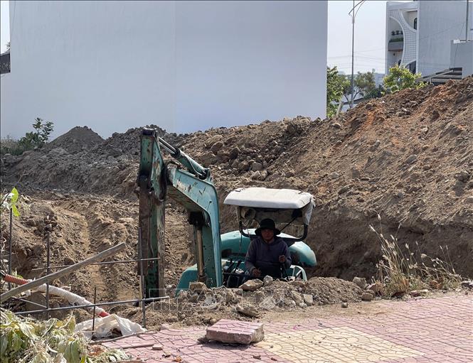 Người dân phường Bảo An tiến hành đào móng xây dựng nhà ở tại khu tái định cư Phan Đăng Lưu. Ảnh: Công Thử - TTXVN