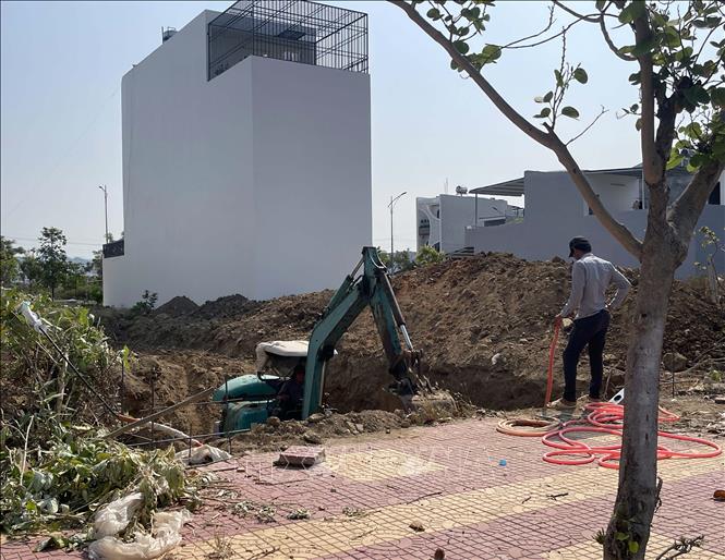 Người dân phường Bảo An tiến hành đào móng xây dựng nhà ở tại khu tái định cư Phan Đăng Lưu. Ảnh: Công Thử - TTXVN