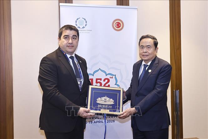 Chủ tịch Quốc hội Trần Thanh Mẫn trao tặng phẩm lưu niệm cho Chủ tịch Quốc hội Gruzia Shalva Papuashvili. Ảnh: Doãn Tấn – TTXVN