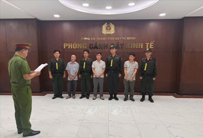 Công an thi hành Lệnh bắt tạm giam đối với 3 bị can. Ảnh: TTXVN phát