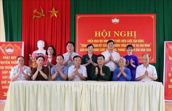 Đại diện các hội, đoàn thể, tổ chức chính trị và các dòng họ thôn La Thành ký cam kết thực hiện Cuộc vận động. Ảnh: Thanh Thương - TTXVN