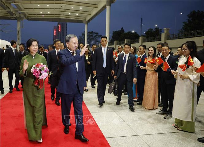 Tổng Bí thư, Chủ tịch nước Tô Lâm và Phu nhân cùng Đoàn đại biểu cấp cao Việt Nam đến thành phố Nam Ninh bằng tàu cao tốc. Ảnh: Thống Nhất – TTXVN