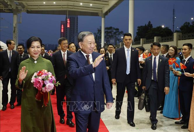 Tổng Bí thư, Chủ tịch nước Tô Lâm và Phu nhân cùng Đoàn đại biểu cấp cao Việt Nam đến thành phố Nam Ninh bằng tàu cao tốc. Ảnh: Thống Nhất – TTXVN