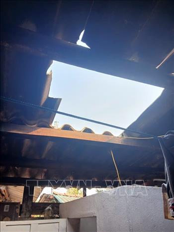 Mái che của nhà dân bị tốc sau trận lốc xoáy. Ảnh: TTXVN phát