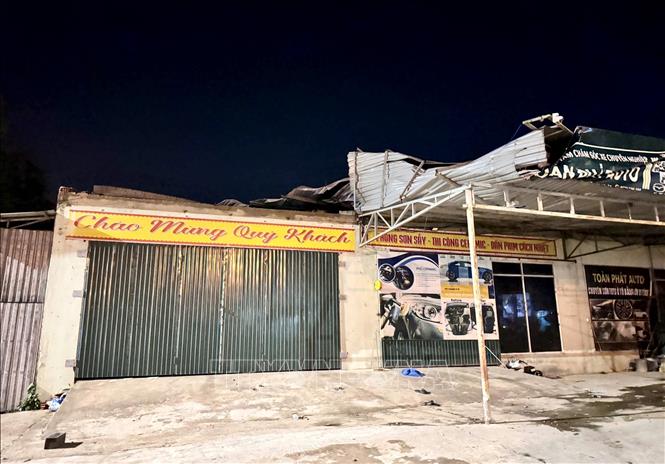 Một số công trình, mái quán, gara, nhà kho bị tốc mái, hư hại sau lốc xoáy. Ảnh: TTXVN phát