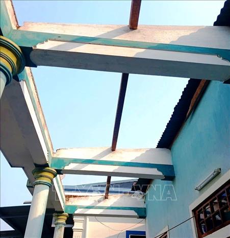 Mưa dông kèm lốc xoáy đã làm 15 nhà dân ở hai xã Lao Bảo và Khe Sanh, tỉnh Quảng Trị bị tốc mái. Ảnh: TTXVN phát