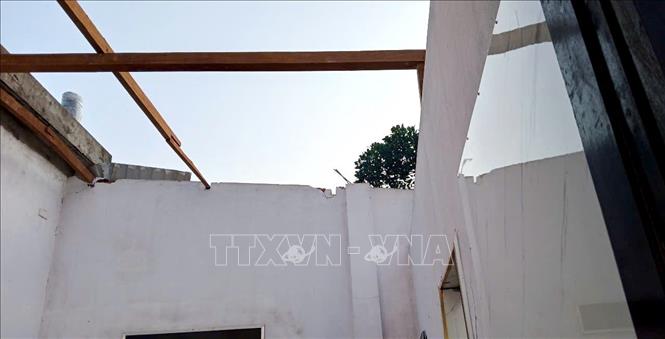 Lốc xoáy khiến nhiều nhà dân tại xã Khe Sanh và Lao Bảo, tỉnh Quảng Trị bị tốc mái, hư hại. Ảnh: TTXVN phát