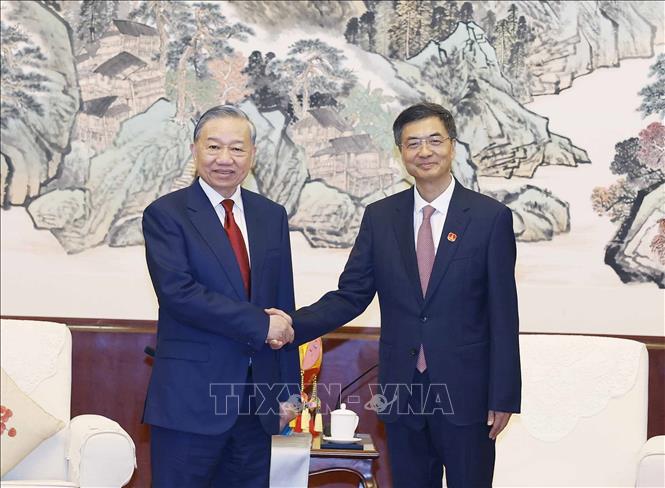 Tổng Bí thư, Chủ tịch nước Tô Lâm tiếp đồng chí Trần Cương, Uỷ viên Trung ương Đảng, Bí thư Khu uỷ Khu tự trị dân tộc Choang Quảng Tây. Ảnh: Thống Nhất - TTXVN