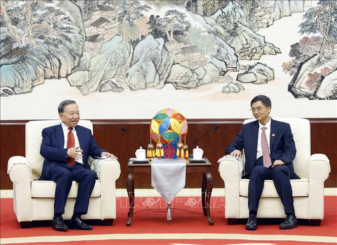 Tổng Bí thư, Chủ tịch nước Tô Lâm tiếp đồng chí Trần Cương, Uỷ viên Trung ương Đảng, Bí thư Khu uỷ Khu tự trị dân tộc Choang Quảng Tây. Ảnh: Thống Nhất - TTXVN