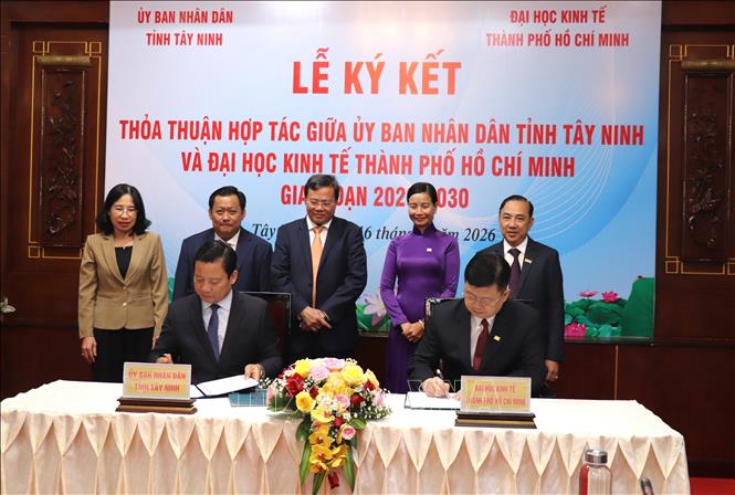 Lãnh đạo tỉnh Tây Ninh ký kết hợp tác với Đại học Kinh tế TP.Hồ Chí Minh, thúc đẩy phát triển nguồn nhân lực chất lượng cao. Ảnh: Đức Hạnh - TTXVN