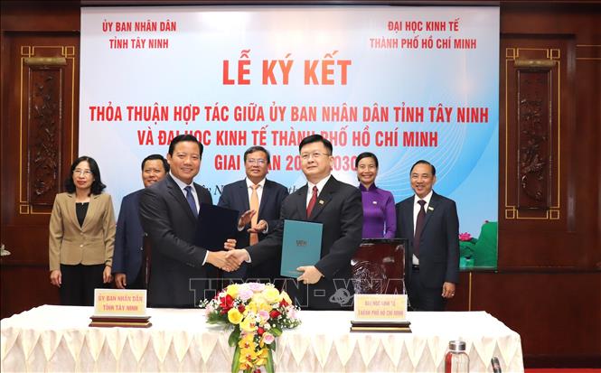 Lãnh đạo tỉnh Tây Ninh ký kết hợp tác với Đại học Kinh tế TP.Hồ Chí Minh, thúc đẩy phát triển nguồn nhân lực chất lượng cao. Ảnh: Đức Hạnh - TTXVN