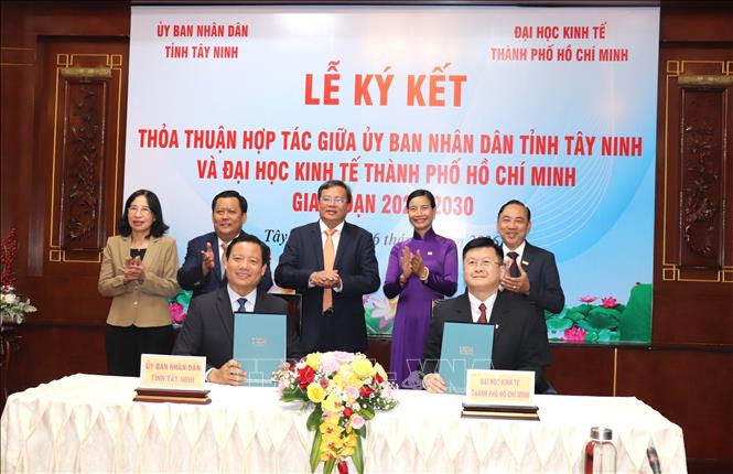 Lãnh đạo tỉnh Tây Ninh ký kết hợp tác với Đại học Kinh tế TP. Hồ Chí Minh, thúc đẩy phát triển nguồn nhân lực chất lượng cao. Ảnh: Đức Hạnh - TTXVN