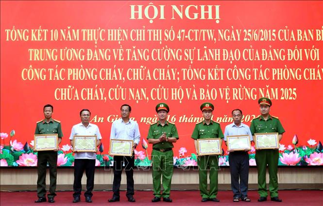 Đại tá Diệp Văn Thế, Phó Giám đốc Công an tỉnh An Giang tặng Bằng khen của Chủ tịch UBND tỉnh cho các tập thể, cá nhân. Ảnh: Văn Sĩ - TTXVN