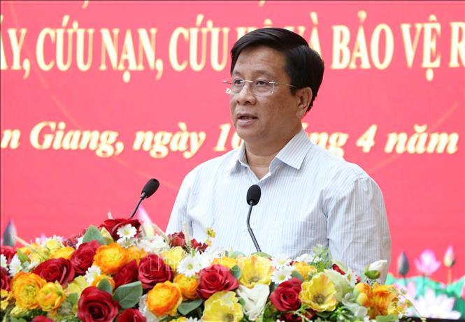 Ông Hồ Văn Mừng, Ủy viên TƯ Đảng, Chủ tịch UBND tỉnh, Trưởng Ban Chỉ đạo PCCC và CNCH tỉnh An Giang phát biểu chỉ đạo hội nghị. Ảnh: Văn Sĩ - TTXVN