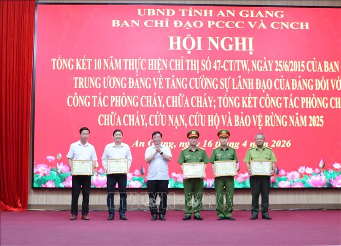 Ông Hồ Văn Mừng, Ủy viên TƯ Đảng, Chủ tịch UBND tỉnh, Trưởng Ban Chỉ đạo PCCC và CNCH tỉnh An Giang tặng Bằng khen cho các tập thể, cá nhân. Ảnh: Văn Sĩ - TTXVN